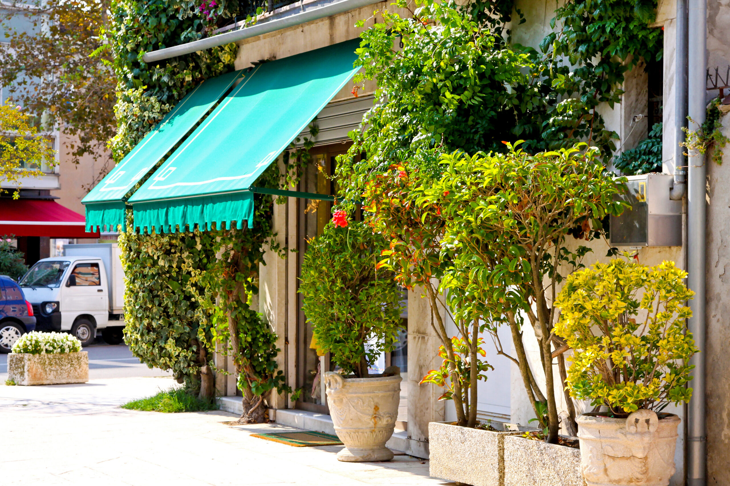 front-window-of-beautiful-seaside-street-shop-2026-03-25-22-49-30-utc front-window-of-beautiful-seaside-street-shop-2026-03-25-22-49-30-utc